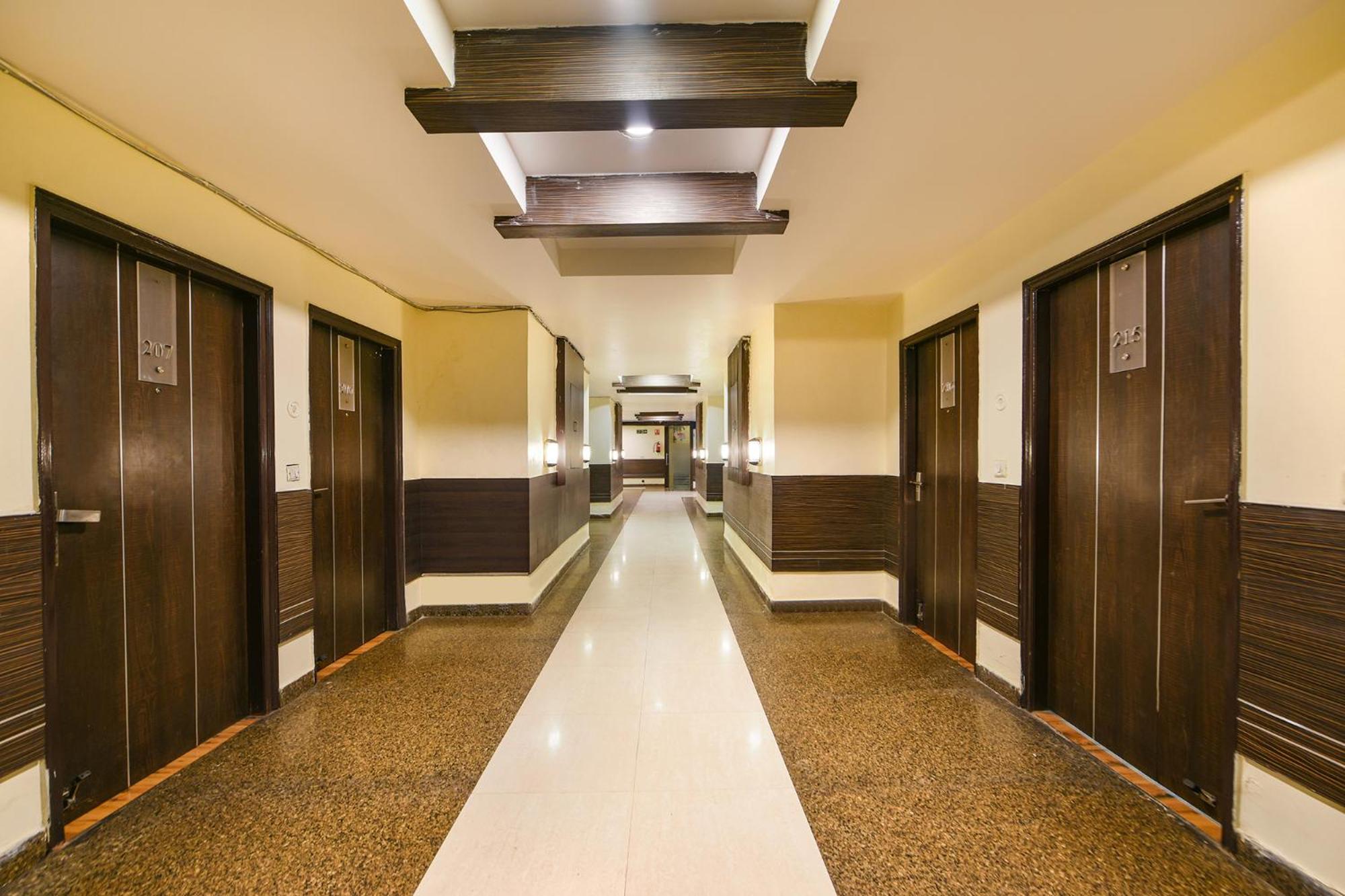 โอโย 10887 โฮเต็ล เวสต์ วิว Hotel กาเซียบัด ภายนอก รูปภาพ