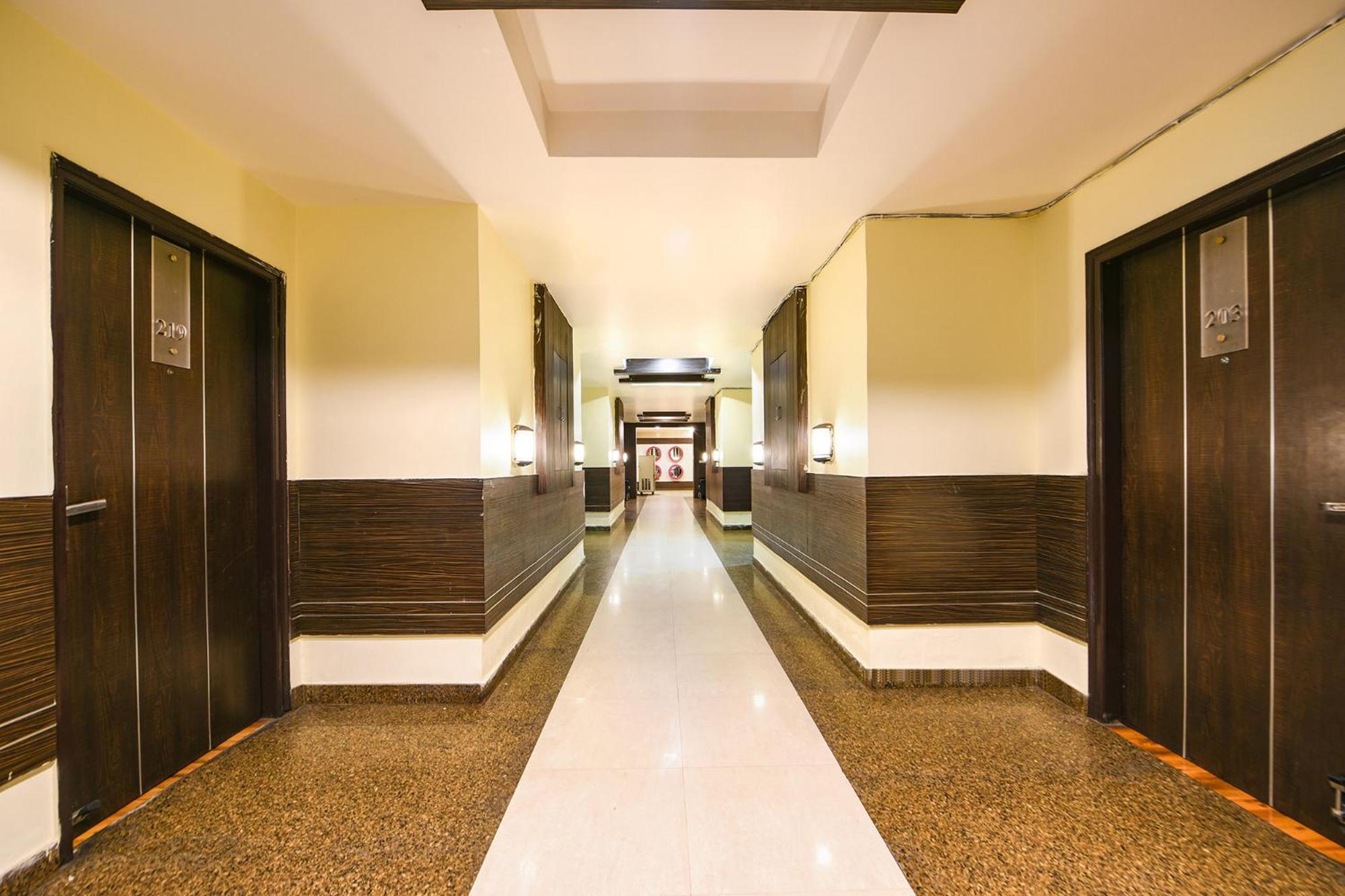 โอโย 10887 โฮเต็ล เวสต์ วิว Hotel กาเซียบัด ภายนอก รูปภาพ